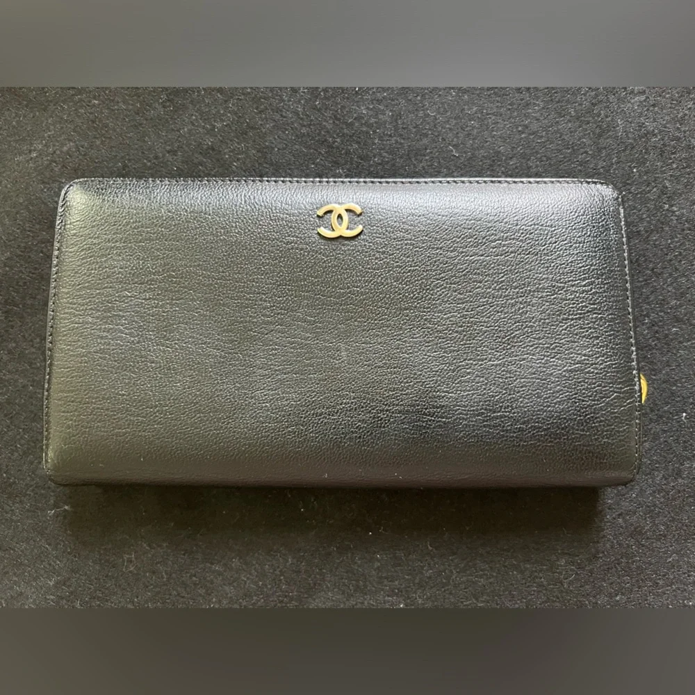 Authentic Chanel wallet on a chain - Picture 1 of 10